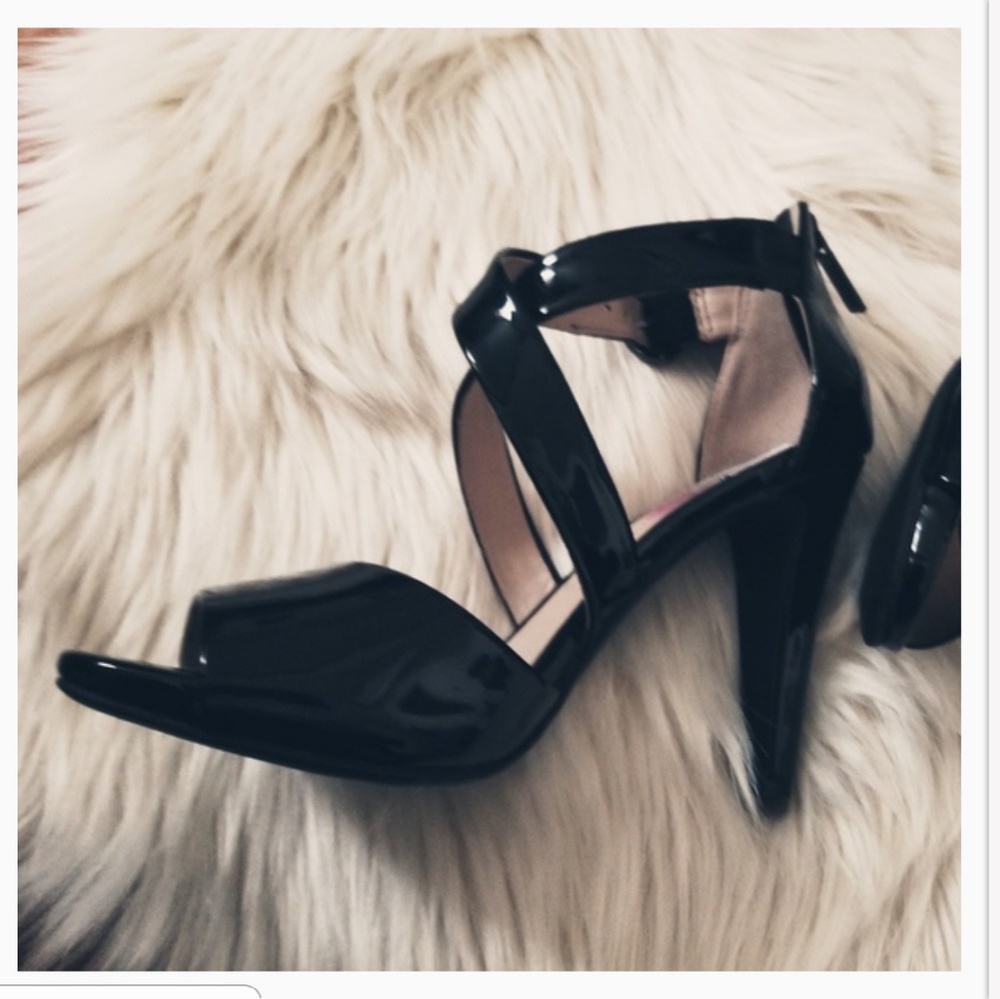 New! Chic sexy Strappy Heels• Black • MarkNewYork